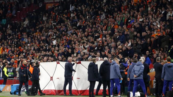 El equipo médico de la selección de Hungría atiende al exjugador Adam Szalai, ahora parte del cuerpo técnico de la selección durante el partido de la UEFA Nations League jugado en el Johan Cruyff ArenA en Amsterdam, Países Bajos. EFE/EPA/Bart Stoutjesdijk
