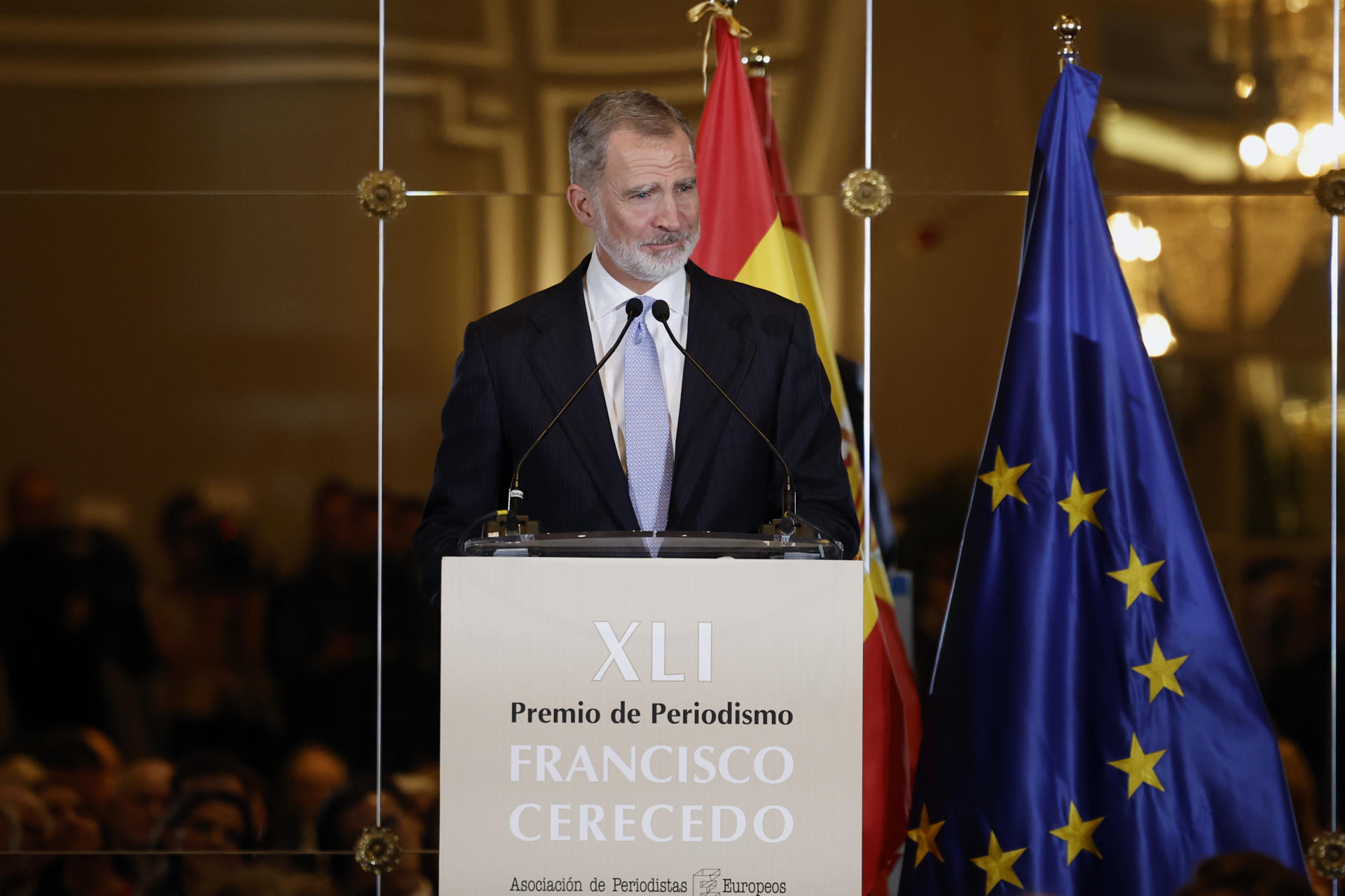 El rey Felipe pronuncia un discurso durante el acto de entrega del Premio de Periodismo 'Francisco Cerecedo' en su XLI edición, otorgado por la Asociación de Periodistas Europeos, al periodista Carlos Franganillo, este lunes en Madrid. EFE/ Juanjo Martin
