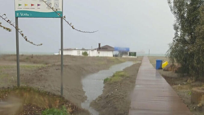 El Ayuntamiento de Vera (Almería) ha acordado este domingo el corte temporal de varias vías debido a la acumulación por las intensas lluvias registradas durante la jornada de este domingo en este municipio del levante almeriense, que se encuentra bajo aviso rojo. EFE/Ayuntamiento de Vera -SOLO USO EDITORIAL/SOLO DISPONIBLE PARA ILUSTRAR LA NOTICIA QUE ACOMPAÑA (CRÉDITO OBLIGATORIO)-
