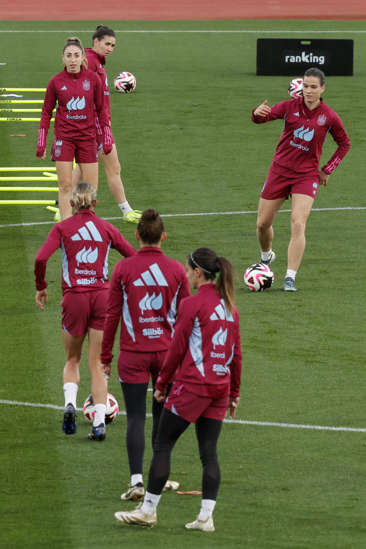 La selección femenina de fútbol se entrena en una sesión abierta al público y solidaria con los afectados por la dana, este martes en Las Rozas (Madrid). EFE/Zipi Aragón
