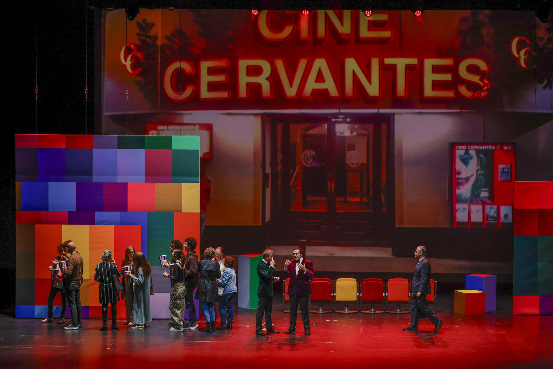 Los actores Alfonso Sánchez y Alberto López (centro) Los Compadres, junto al alcalde de la capital andaluza, José Luis Sanz (d), presentando esta noche la Gala de inauguración del Festival de Cine de Sevilla, en la que el productor británico Sir David Puttnam ha recibido el Giraldillo de Honor. EFE/ Julio Muñoz
