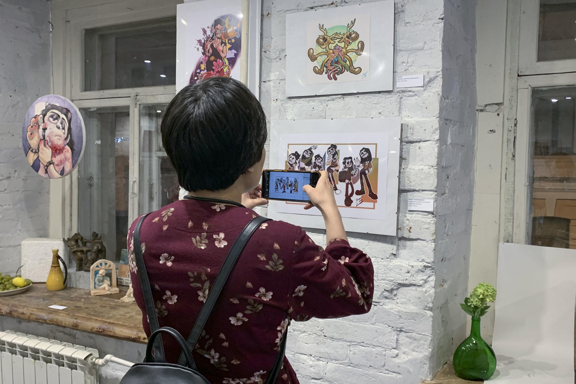 El joven dibujante cubano Ismael Salcines González encara la luz y las tinieblas de sus experiencias personales como creador de arte animado y emigrante en Rusia en una exposición abierta este viernes, al público en el centro de Moscú. "Siempre me han gustado los colores llamativos, las cosas que podrían definirse como bellas, pero también me atrae lo tenebroso, la muerte. Me resulta muy interesante cuando esos dos mundos aparentemente distantes se unen", confiesa a EFE en la inauguración de la exhibición "La sonrisa de la pesadilla". EFE/ Anush Janbabian
