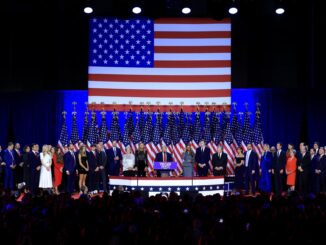 El candidato presidencial estadounidense por el partido republicano Donald Trump se proclama vencedor de las elecciones ante sus seguidores en el centro de Convenciones de Palm Beach en Florida, Estados Unidos. EFE/ Cristobal Herrera-Ulashkevich