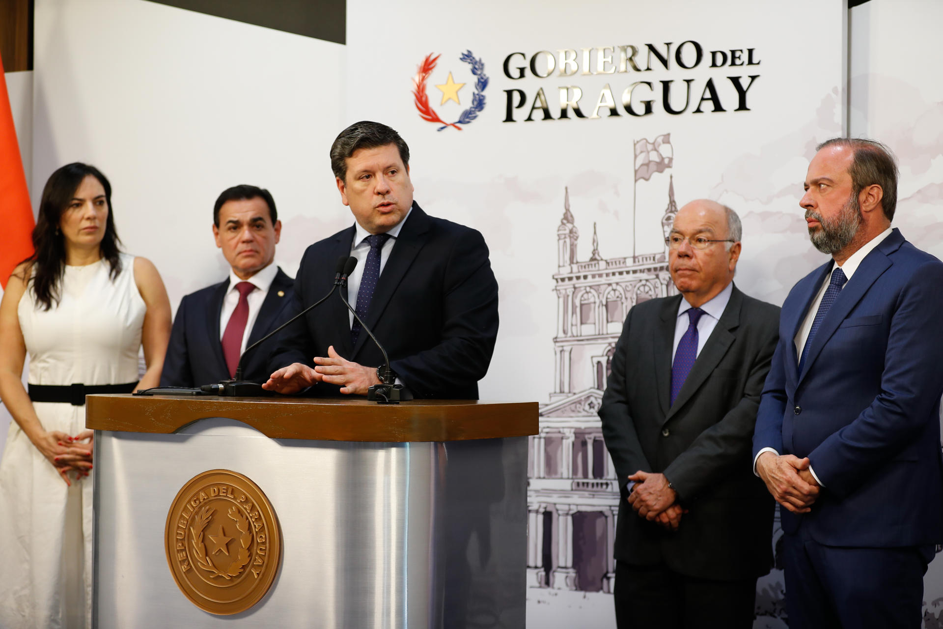 Desde la izquierda, Claudia Centurión, ministra de Obras Públicas; Rubén Ramírez Lezcano, canciller de Paraguay; Javier Giménez, ministro de Industria y Comercio de Paraguay; Mauro Vieira, canciller de Brasil, y Alexandre Silveira de Oliveira, ministro de Minas y Energía de Brasil, participan durante una conferencia de prensa, este jueves en la Residencia Presidencial, en Asunción (Paraguay). EFE/ Juan Pablo Pino
