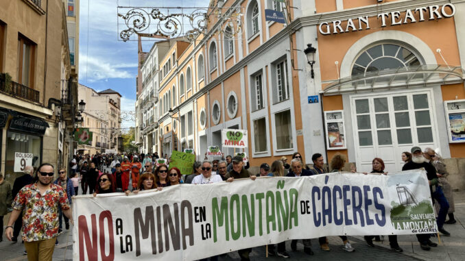 Seis mil personas, según han coincidido la Delegación del Gobierno y los convocantes, la Plataforma Salvemos la Montaña, han salido este domingo a la calle en Cáceres para rechazar una vez más el proyecto de la mina de litio. EFE/ Eduardo Villanueva
