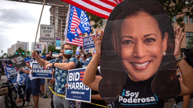 Fotografía de archivo de una persona que usa una gran máscara con el rostro de la vicepresidenta Kamala Harris durante un  encuentro de miembros de la comunidad hispana en Miami, Florida (EE.UU.). EFE/ Giorgio Viera
