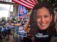 Fotografía de archivo de una persona que usa una gran máscara con el rostro de la vicepresidenta Kamala Harris durante un  encuentro de miembros de la comunidad hispana en Miami, Florida (EE.UU.). EFE/ Giorgio Viera