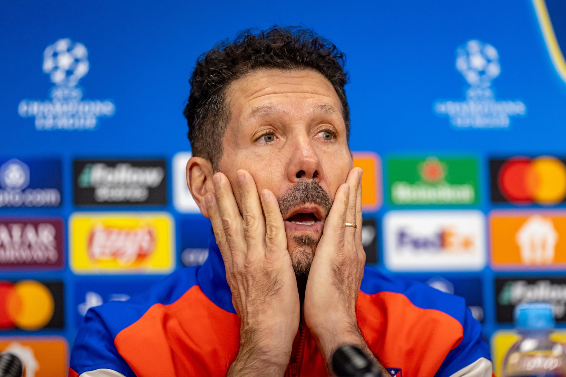 Simeone, durante la rueda de prensa de este lunes. EFE/EPA/MARTIN DIVISEK
