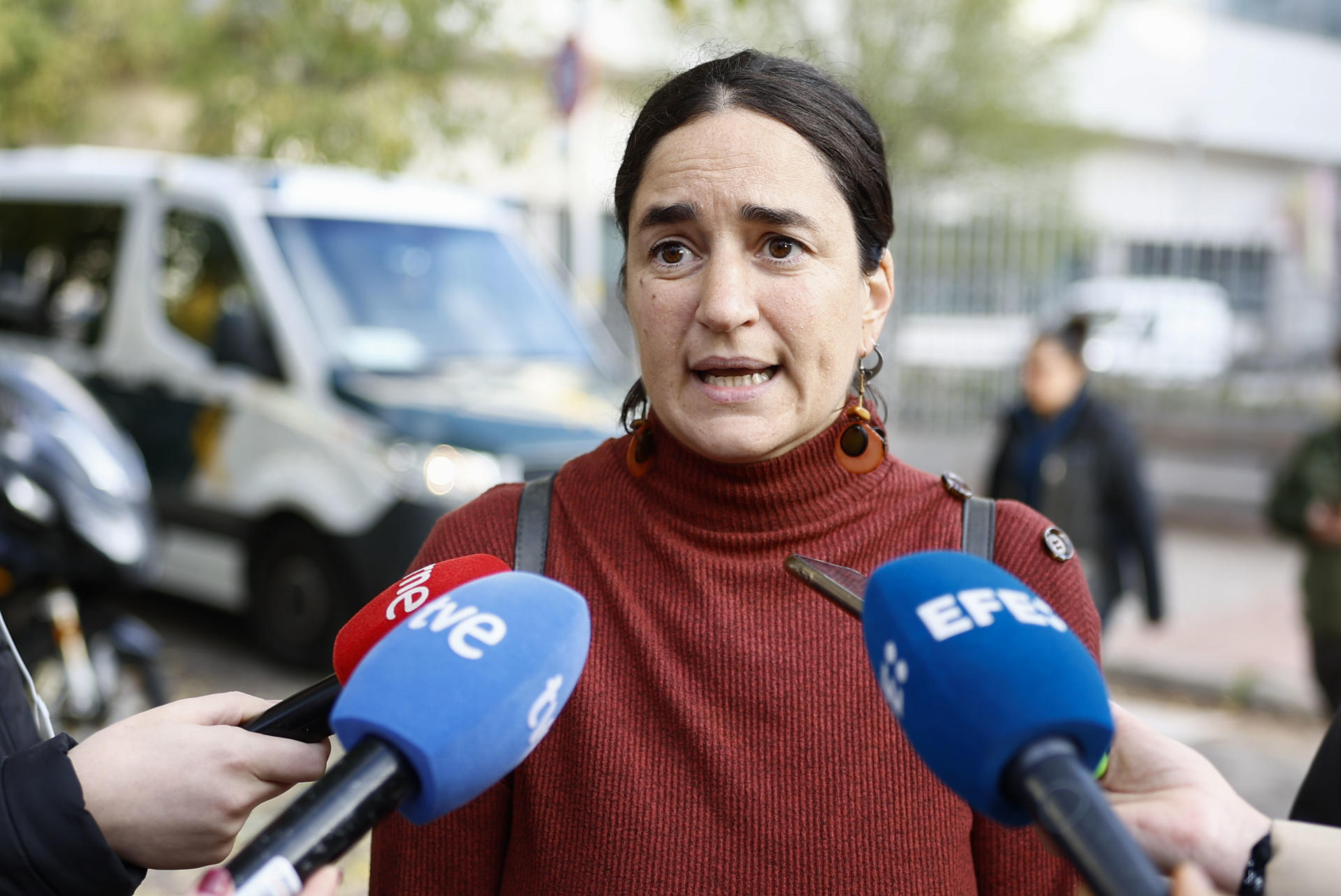 Elena Martín, portavoz de la coordinadora 25S, atiende a los medios a su llegada al juicio en a los 21 acusados de causar desórdenes y de enfrentarse a la Policía durante el 'Rodea el Congreso' del 25 de septiembre de 2012, este lunes. EFE/Rodrigo Jiménez
