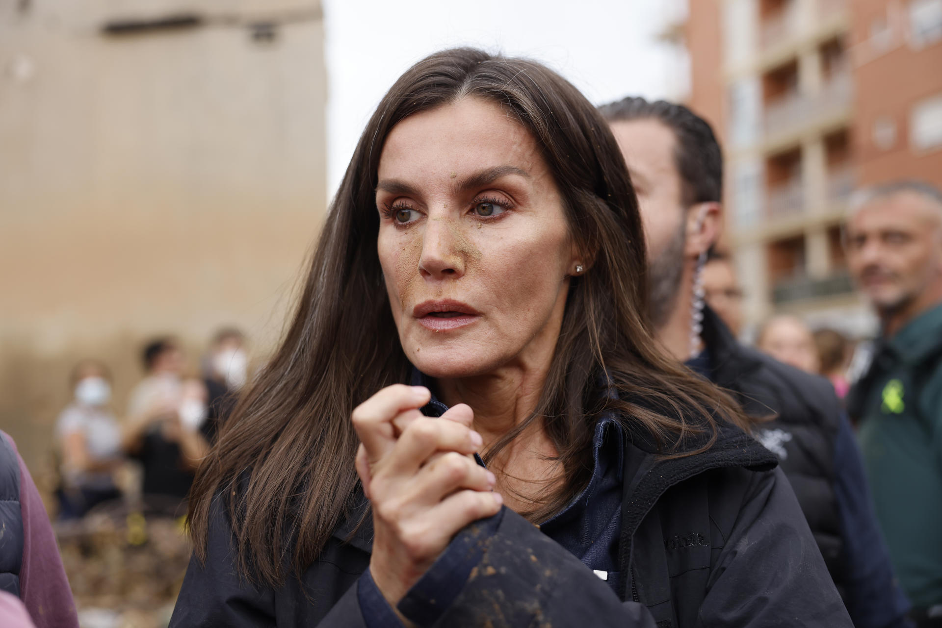 La reina Letizia, durante su visita a Paiporta este domingo. Gritos de 'fuera', así como lanzamiento de barro, están recibiendo a la comitiva de los reyes de España, el presidente del Gobierno, Pedro Sánchez, y el president de la Generalitat, Carlos Mazón, a su llegada al centro de Paiporta. EFE/ Ana Escobar
