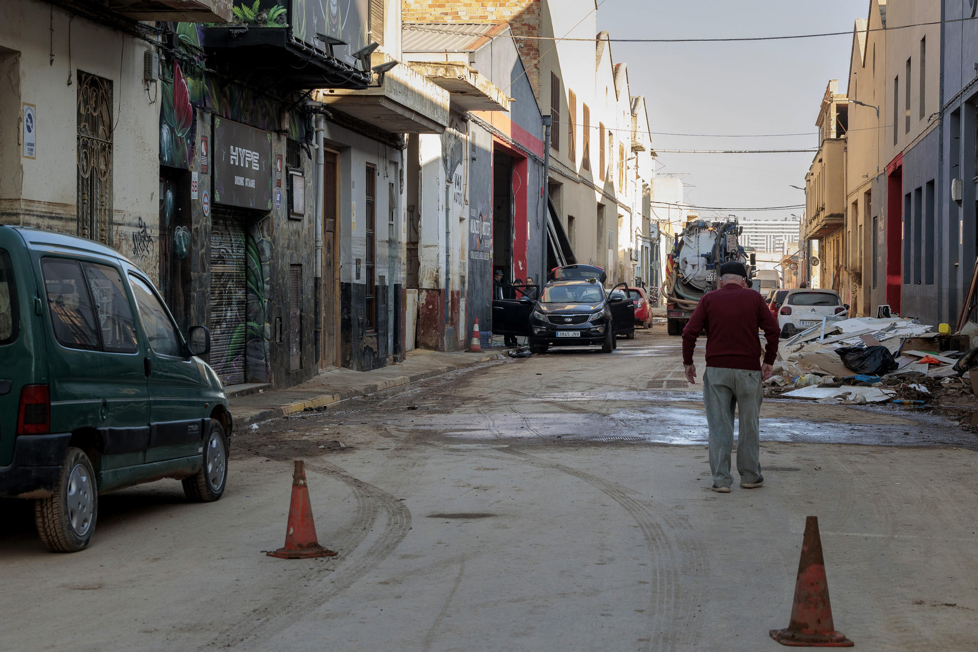 La calle que amanecía con un barco varado en ella un día después del paso de la dana recupera poco a poco su aspecto tal y como se aprecia en la imagen tomada el 27 de noviembre. Se cumple un mes de la dana que devastó la provincia de Valencia y tras aquel 29 de octubre quedan para el análisis distintas claves para entender su repercusión en distintos ámbitos, desde el político y su imparable cruce de acusaciones sobre la gestión de esos días hasta el económico, el social, el humanitario, el medioambiental, el cultural o el judicial. EFE/ Biel Aliño
