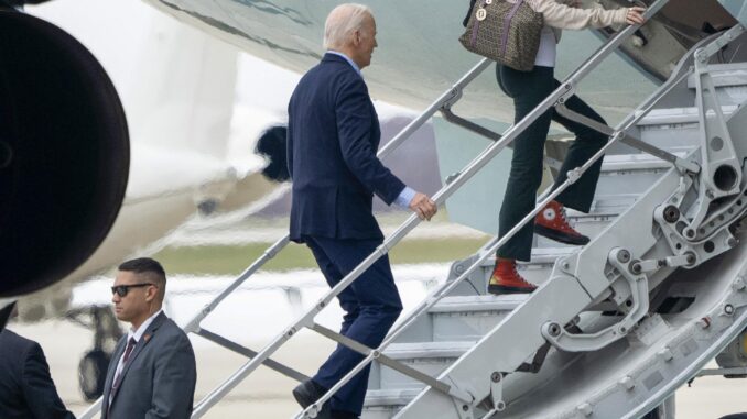 El presidente de EE.UU., Joe Biden sube hacia el Air Force One en la base aérea de Andrews en Maryland (EE.UU.). EFE/EPA/Chris Kleponis / POOL
