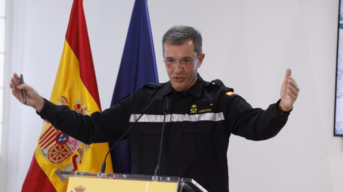 El general jefe de la UME, Javier Marcos, comparece ante los medios para informar de lo abordado en la reunión del comité de crisis para el seguimiento de los efectos de la dana, este viernes en el Ministerio de Defensa, en Madrid.-EFE/Javier Lizón
