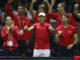 El tenista español Rafael Nadal (c) y el resto de los integrantes del equipo celebran la victoria de su compatriota Carlos Alcaraz ante el neerlandés Tallon Griekspoor en el segundo partido de los cuartos de final entre los equipos de España y Países Bajos, este martes en el Palacio de los Deportes José María Martín Carpena de Málaga (Andalucía). EFE / Jorge Zapata.