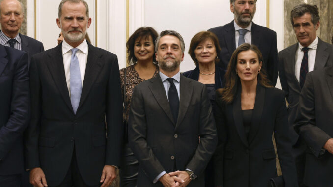 El rey Felipe y la reina Letizia durante el acto de entrega del Premio de Periodismo 'Francisco Cerecedo' en su XLI edición, otorgado por la Asociación de Periodistas Europeos, al periodista Carlos Franganillo (c) este lunes en Madrid. EFE/ Juanjo Martin
