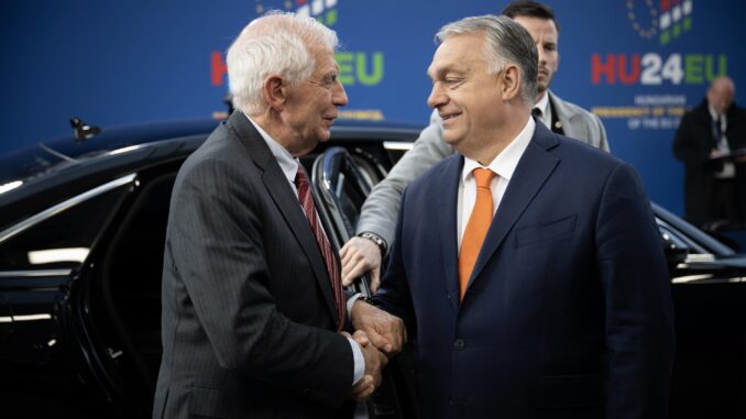 Una foto proporcionada por la Oficina de Prensa de la Oficina del Primer Ministro húngaro muestra al Primer Ministro húngaro Viktor Orban (frente D) dando la bienvenida al Alto Representante de la Unión Europea para Asuntos Exteriores y Política de Seguridad, Josep Borrell (I) en una cumbre informal del Consejo Europeo en el Estadio Puskas en Budapest, Hungría, 08 de noviembre de 2024. La reunión informal tiene lugar tras la quinta cumbre de la Comunidad Política Europea. Hungría ostenta la presidencia del Consejo Europeo hasta el 31 de diciembre. (Hungría) EFE/EPA/VIVIEN CHER BENKO/ OFICINA DE PRENSA DEL PRIMER MINISTRO HÚNGARO/ USO EDITORIAL SOLAMENTE/ NO VENTAS
