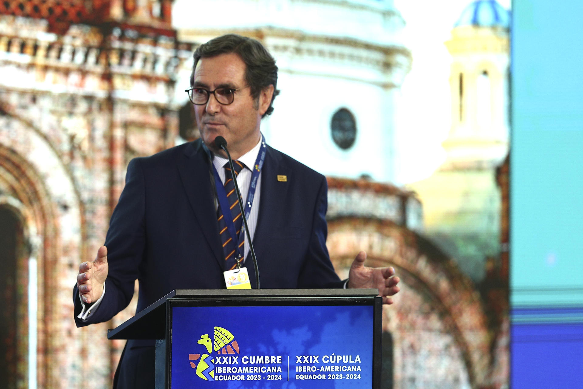 El presidente de la Confederación Española de Organizaciones Empresariales (CEOE), Antonio Garamendi habla durante la Cumbre Iberoamericana en Cuenca (Ecuador). EFE/ José Jácome
