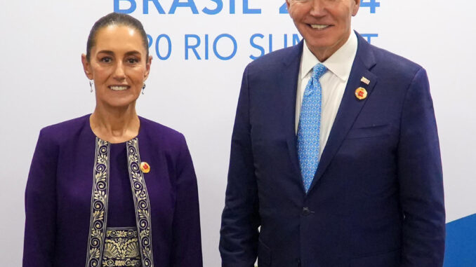 Fotografía cedida por la Presidencia de México de la mandataria mexicana, Claudia Sheinbaum, junto al presidente de Estados Unidos, Joe Bide, este lunes durante la cumbre del G20, en Río de Janeiro (Brasil). EFE/ Presidencia de México
