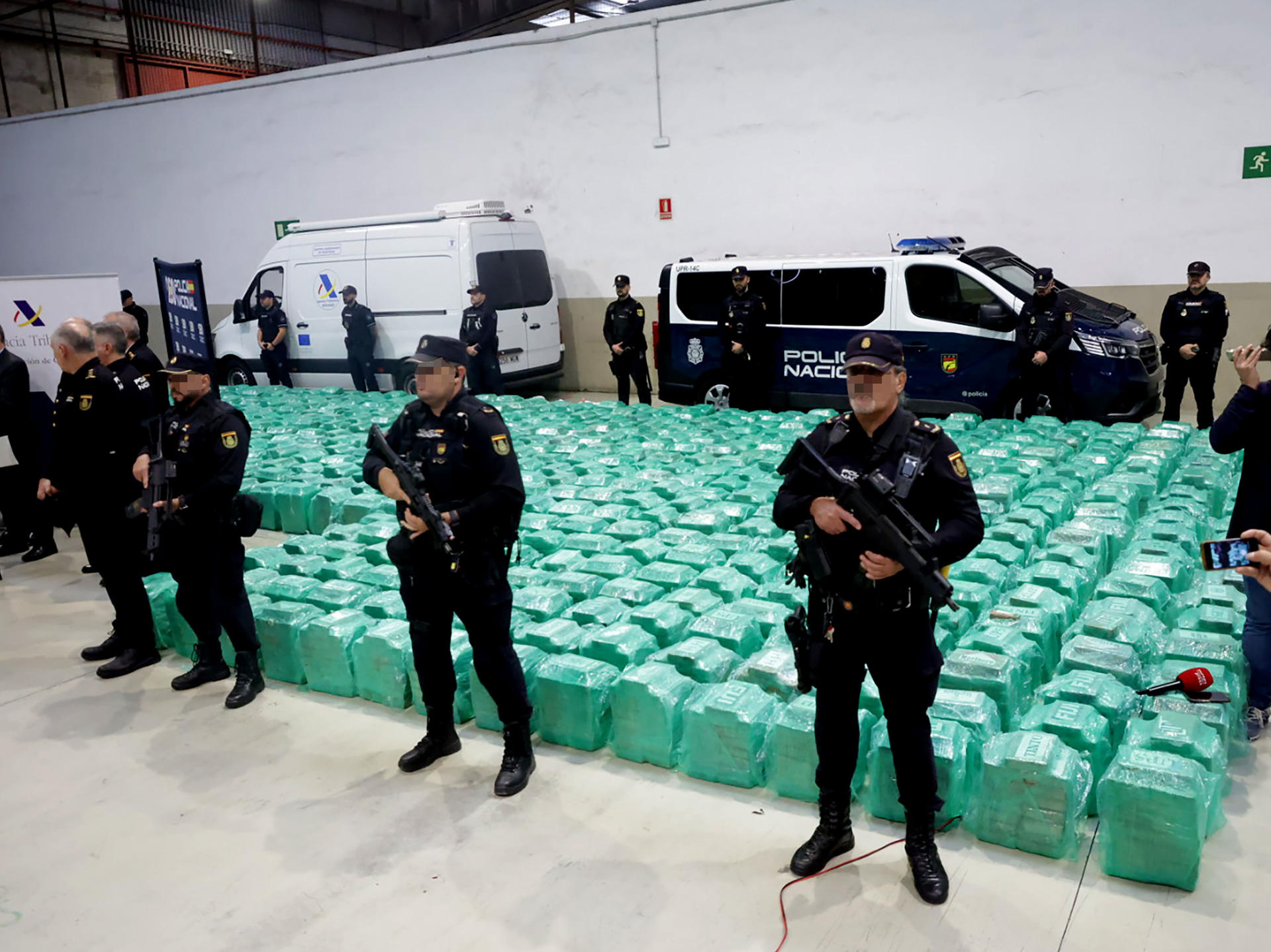 Material incautado durante una operación conjunta de la Policía Nacional y el Servicio de Vigilancia Aduanera que se ha saldado con la incautación de 13 toneladas de cocaína en un contenedor en el puerto de Algeciras (Cádiz), la mayor en la historia del narcotráfico en España. EFE/A.Carrasco Ragel
