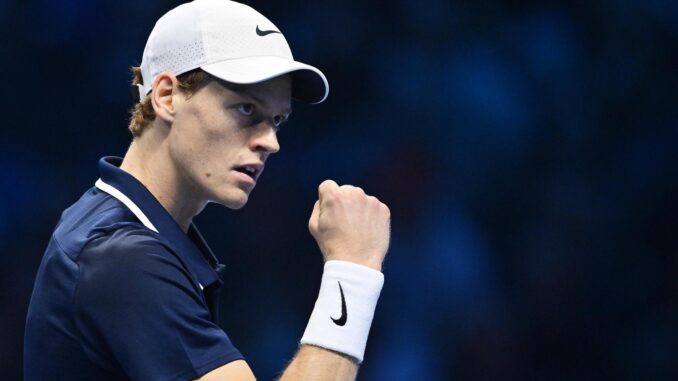 El tenista italiano Jannik Sinner en acción ante el noruego Casper Ruud, durante la segunda semifinal del ATP Finals de Turín, Italia. EFE/EPA/Alessandro Di Marco
