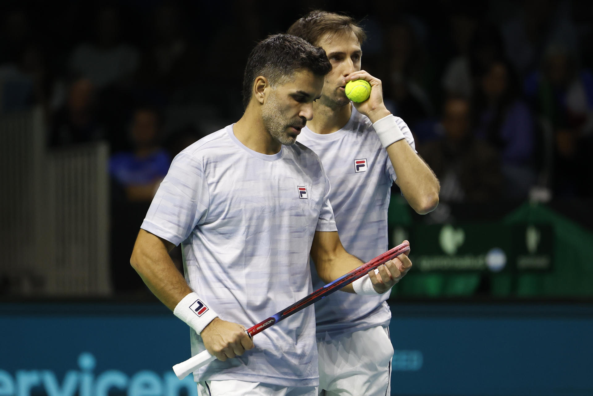 Los tenistas argentinos Máximo González (i) y Andrés Molteni durante el partido de dobles de cuartos de final de la Copa Davis de tenis ante Italia, disputado hoy jueves en el Pabellón José María Martín Carpena de Málaga. EFE/Jorge Zapata
