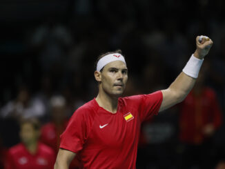 El tenista español Rafa Nadal anate el neerlandés Botic Van de Zandschulp durante el primer partido de los cuartos de final entre los equipos de España y Países Bajos, este martes en el Palacio de los Deportes José María Martín Carpena de Málaga (Andalucía). EFE/ Jorge Zapata