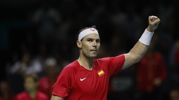 El tenista español Rafa Nadal anate el neerlandés Botic Van de Zandschulp durante el primer partido de los cuartos de final entre los equipos de España y Países Bajos, este martes en el Palacio de los Deportes José María Martín Carpena de Málaga (Andalucía). EFE/ Jorge Zapata
