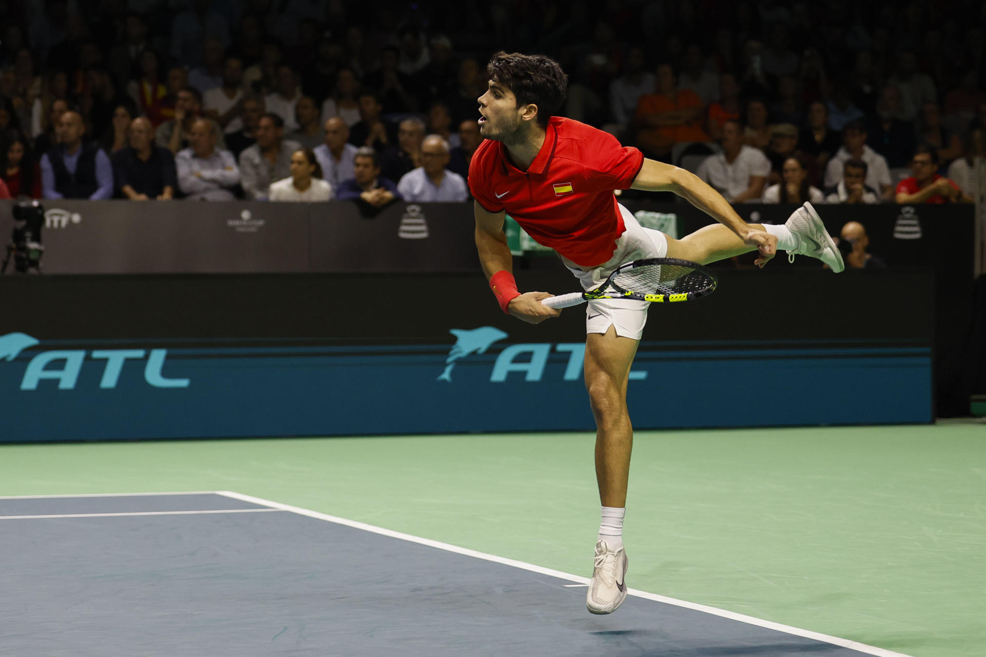 El tenista español Carlos Alcaraz en su encuentro frente al neerlandés Tallon Griekspoor, segundo partido de los cuartos de final entre los equipos de España y Países Bajos, este martes en el Palacio de los Deportes José María Martín Carpena de Málaga (Andalucía). EFE / Jorge Zapata.
