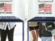 Estadounidenses depositan su voto en un colegio electoral en el vestíbulo del Museo de Brooklyn de Nueva York este martes. EFE/ Sarah Yenesel