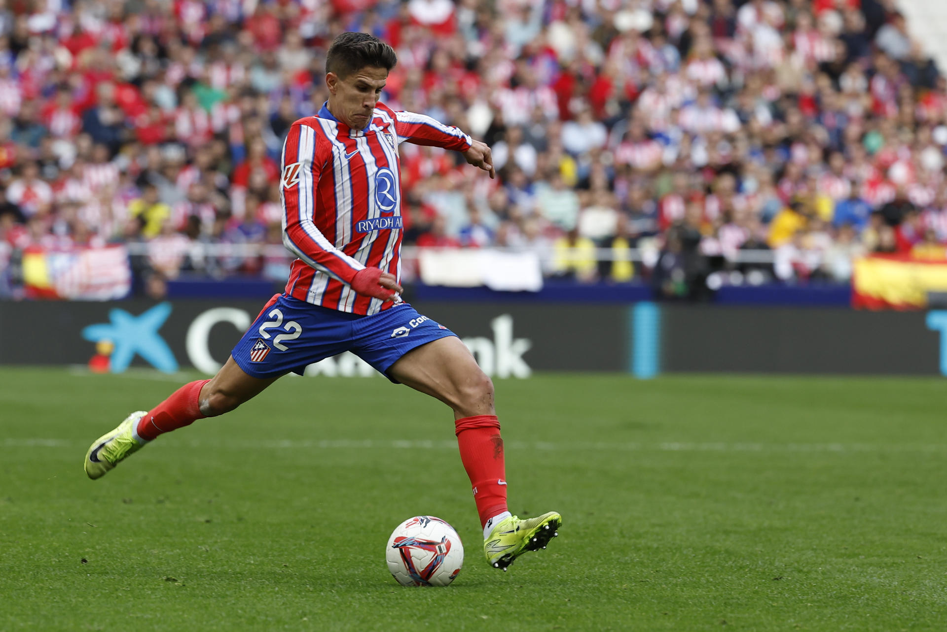 El centrocampista del Atlético de Madrid Giuliano Simeone dispara para marcar gol ante Las Palmas durante el partido de Liga disputado este domingo en el Metropolitano. EFE/Chema Moya
