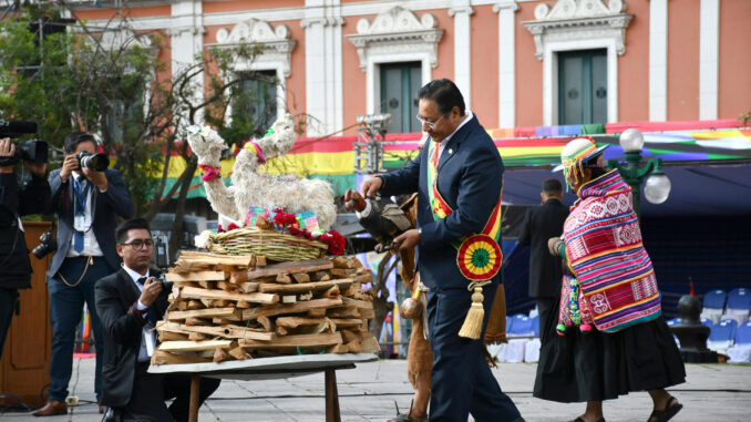 El presidente de Bolivia, Luis Arce, participa en una ceremonia ancestral para entregar una ofrenda a la Madre Tierra este viernes en La Paz (Bolivia). El presidente de Bolivia, Luis Arce, inició este viernes su quinto y último año de gestión con una ofrenda a la 'Pachamama' o Madre Tierra y un llamado a la unidad ante quienes "intentan socavar" la democracia, en medio de la pugna que tiene con el exmandatario Evo Morales (2006-2019) quien es el líder del oficialismo. EFE/Stringer
