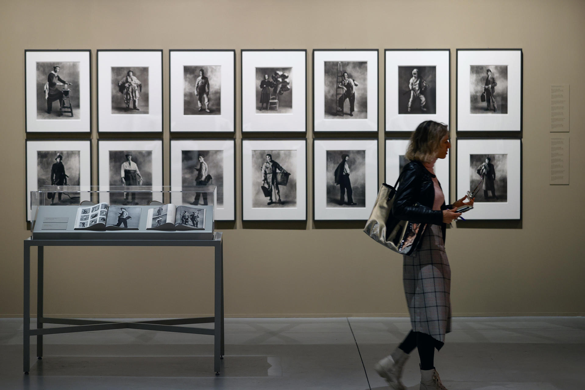 Una mujer recorre este viernes la muestra del fotógrafo Irving Penn, conocido por sus fotografías de moda, retratos y naturalezas muertas, que es la protagonista de la exposición anual de la Fundación Marta Ortega Pérez (MOP), la cuarta organizada por la presidenta de Inditex, en A Coruña. EFE/Cabalar
