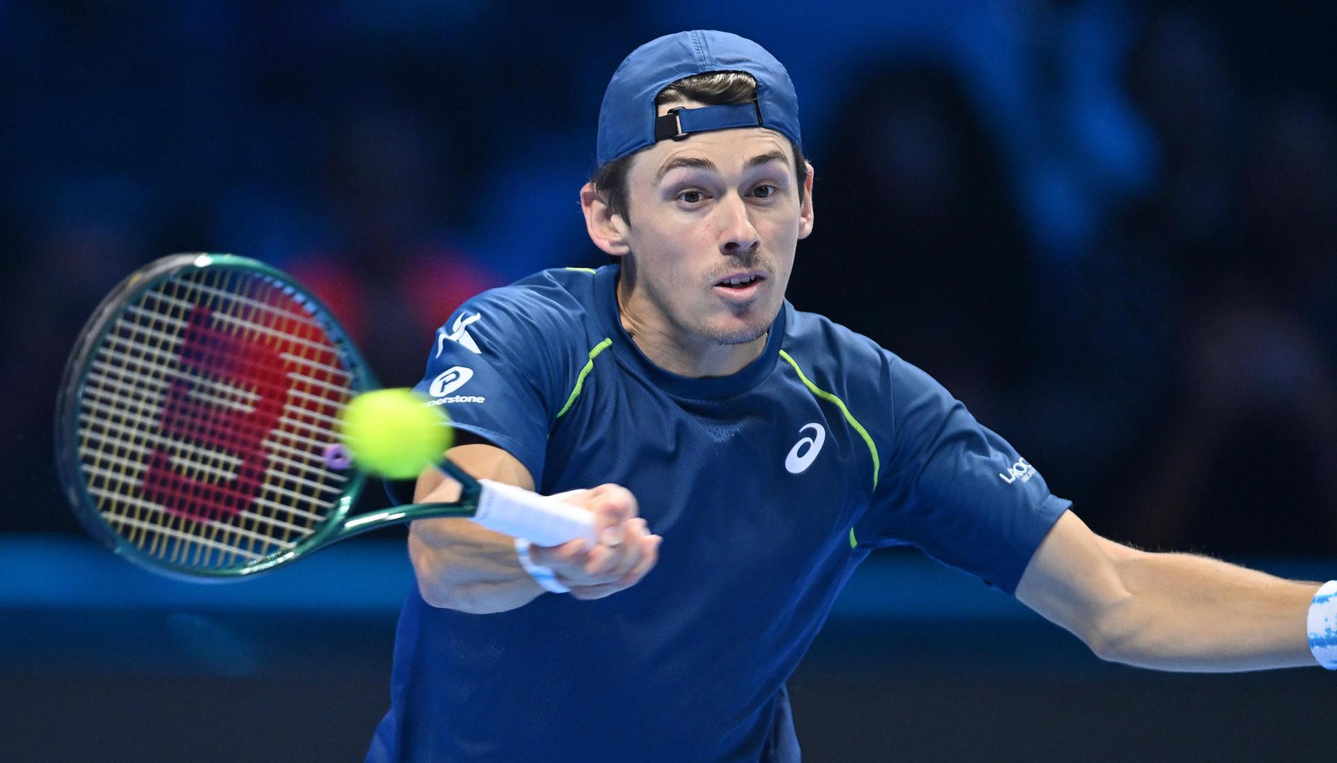 Alex de Miñaur en acción durante su partido de las Finales ATP contra Taylor Fritz en Turín, Italia. EFE/EPA/Alessandro Di Marco
