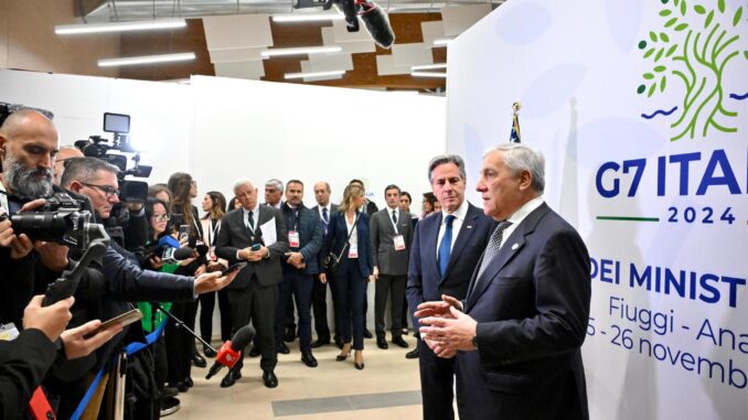 El Ministro de Relaciones Exteriores de Italia, Antonio Tajani (D), y el Secretario de Estado de EE. UU., Antony Blinken (I), hablan con los periodistas durante la Reunión de Ministros de Relaciones Exteriores del G7, Fiuggi, Italia, 26 de noviembre de 2024. (Italy) EFE/EPA/ALESSANDRO DI MEO
