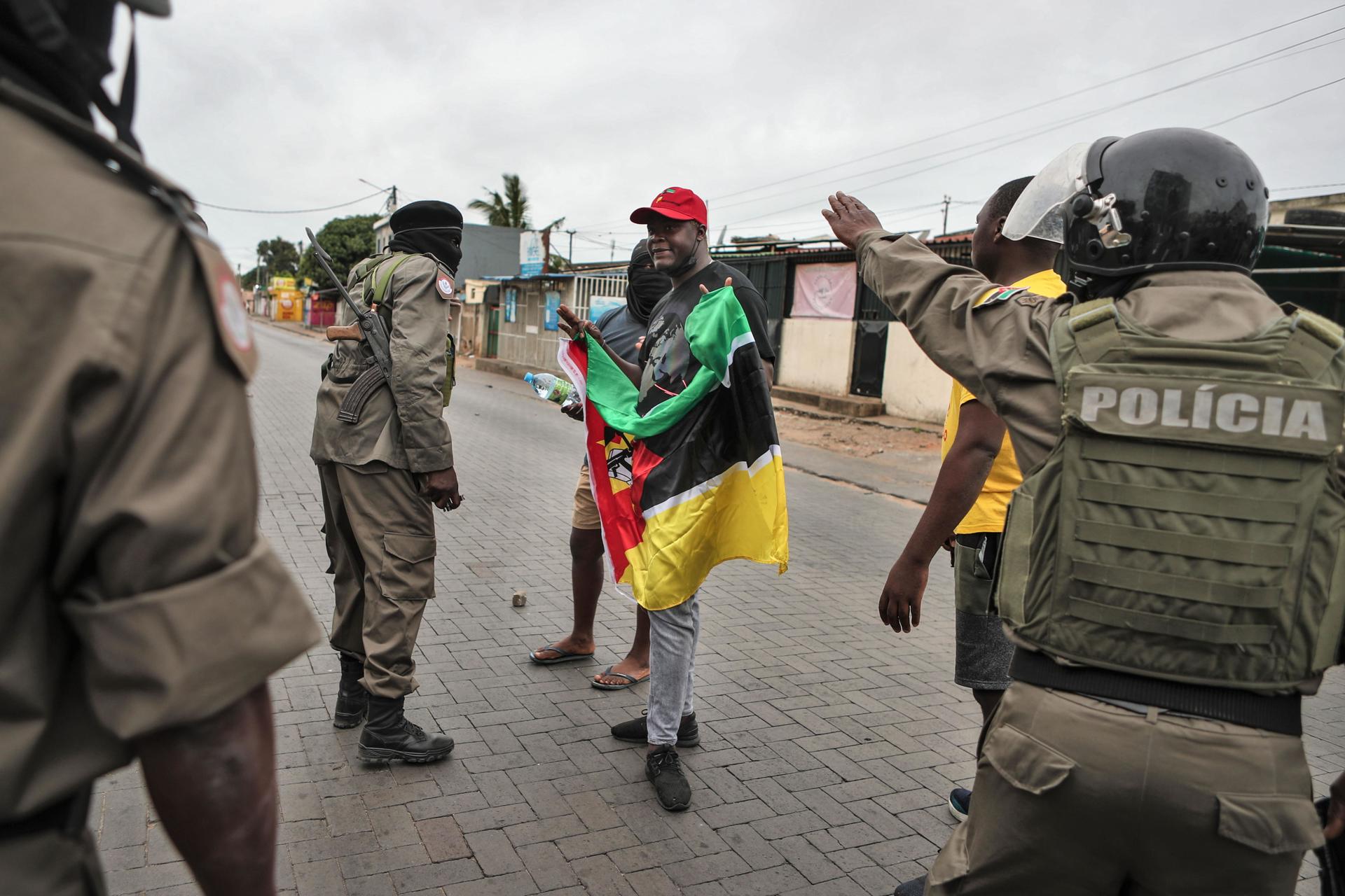 Un manifestante confronta a un oficial de policía durante una huelga convocada por el Partido Optimista para el Desarrollo de Mozambique (Podemos) en Maputo, Mozambique, 07 de noviembre de 2024. Según el Consejo Constitucional, el Partido Optimista para el Desarrollo de Mozambique (Podemos) ocupó el segundo lugar con el 20 por ciento de los votos en las elecciones generales, que se celebraron el 09 de octubre de 2024. Los resultados de las elecciones, anunciados el 24 de octubre de 2024 por el Consejo Constitucional, no fueron reconocidos por el partido Pedemos. (Protests) EFE/EPA/LUISA NHANTUMBO
