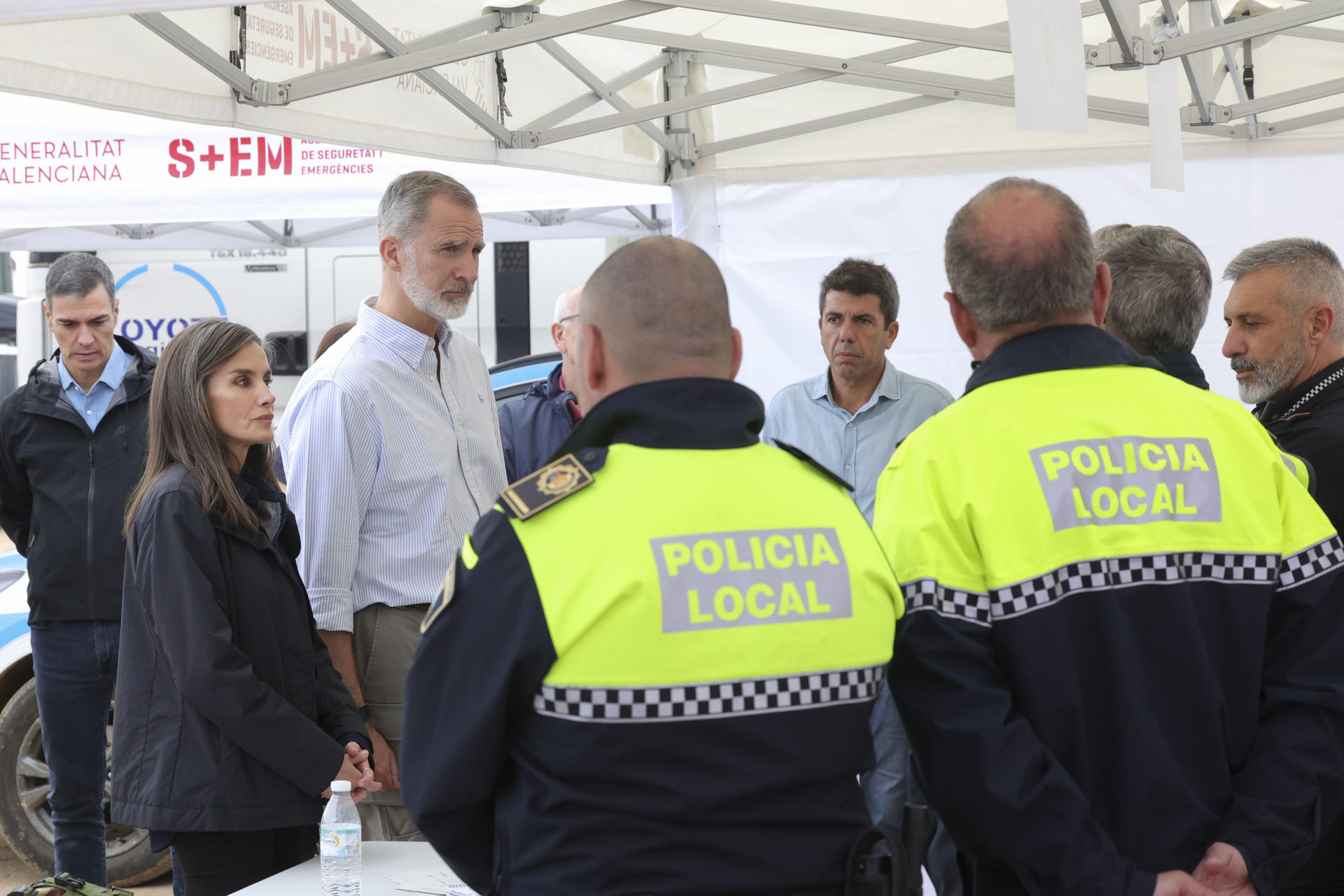 Los reyes saludan a los policías locales a su llegada a Paiporta, este domingo. EFE/ Casa De S.M. El Rey / José Jiménez 
- SOLO USO EDITORIAL/SOLO DISPONIBLE PARA ILUSTRAR LA NOTICIA QUE ACOMPAÑA (CRÉDITO OBLIGATORIO) -
