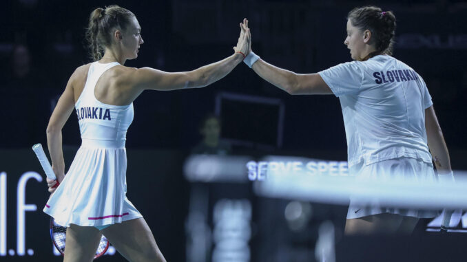 Las tenistas eslovacas Viktoria Hruncakova (i) y Tereza Mihalikova (d), durante el partido de dobles de la eliminatoria de semifinales contra Gran Bretaña, de las finales de la Copa Billie Jean King femenina de tenis este martes en Málaga. EFE/Daniel Pérez
