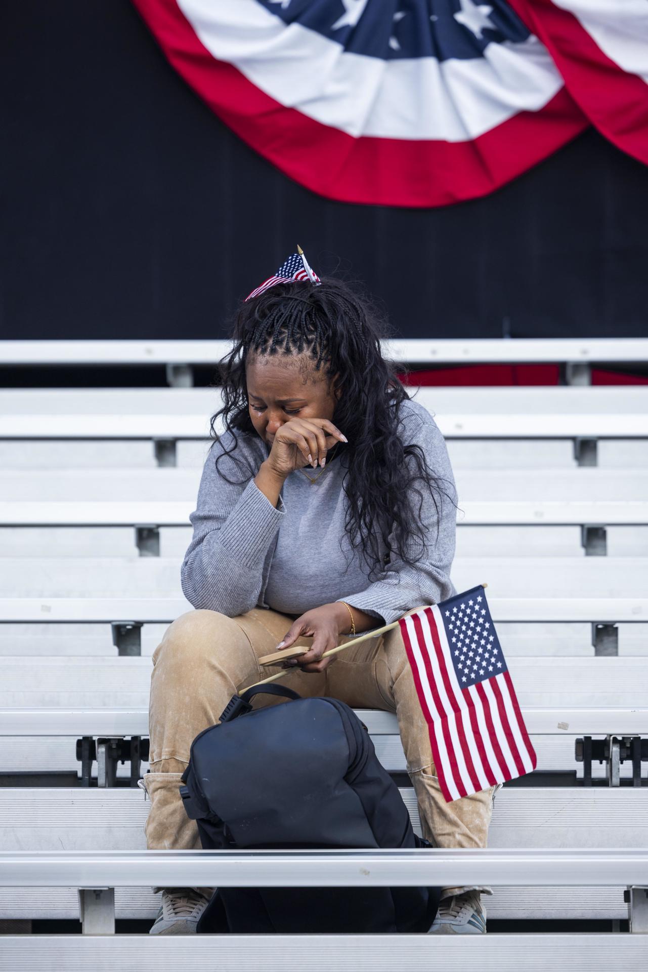 La estudiante de doctorado Chioma Tait llora después de que la Vicepresidenta Kamala Harris aceptara la victoria del presidente electo Donald Trump, en la Universidad Howard, en Washington, DC, EE.UU., el 6 de noviembre de 2024. EFE/JIM LO SCALZO
