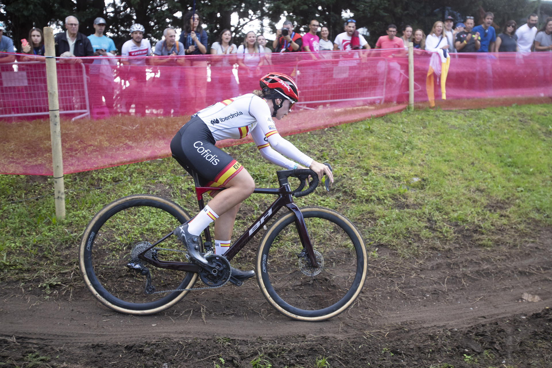 La española Aroa Otero durante la prueba de relevos del Campeonato de Europa de Ciclocross UEC, que se celebra en la ciudad de Pontevedra, este sábado. EFE / Salvador Sas
