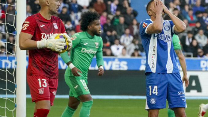 El defensa argentino del Alavés Nahuel Tenaglia (d) se lamenta ante el portero serbio del Leganés Marko Dmitrovic, durante el partido de LaLiga disputado este sábado en el estadio de Mendizorroza. EFE/ L. Rico
