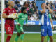 El defensa argentino del Alavés Nahuel Tenaglia (d) se lamenta ante el portero serbio del Leganés Marko Dmitrovic, durante el partido de LaLiga disputado este sábado en el estadio de Mendizorroza. EFE/ L. Rico