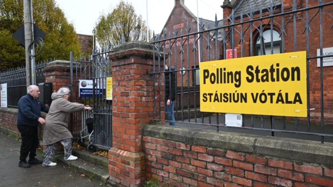 Una pareja llega este viernes a un colegio electoral en Dublín durante las elecciones generales de Irlanda, una de las más reñidas de los últimos tiempos. EFE/ Bryan Meade
