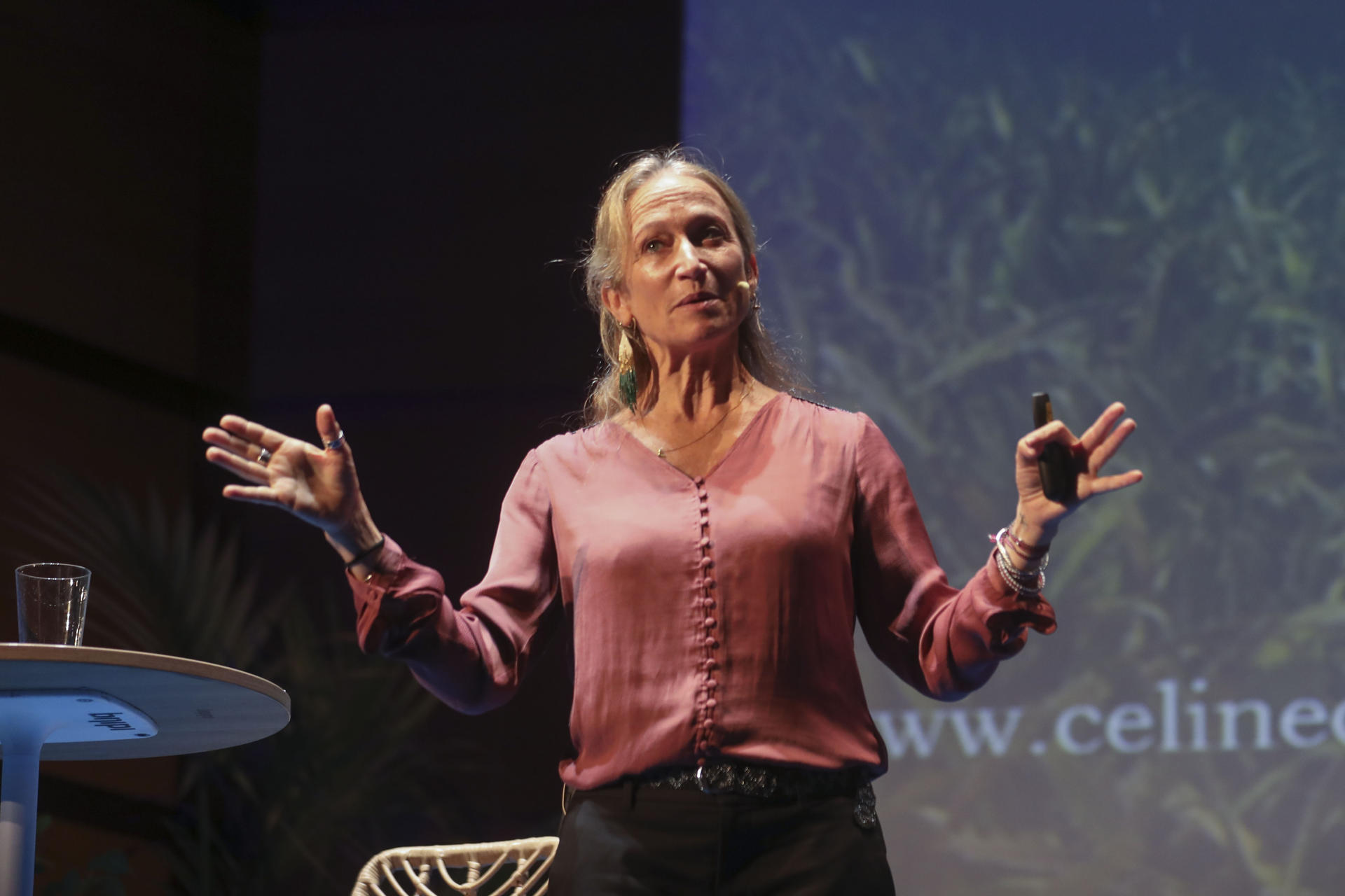 La activista ambiental, cineasta, exploradora y defensora de la protección de los océanos Celine Cousteau, nieta del oceanógrafo Jacques Cousteau, durante su intervención este miércoles en la apertura del Blue Zone Forum-Innovazul 2024, encuentro sobre economía azul promovido por la Zona Franca y la Universidad de Cádiz.EFE/Román Ríos.
