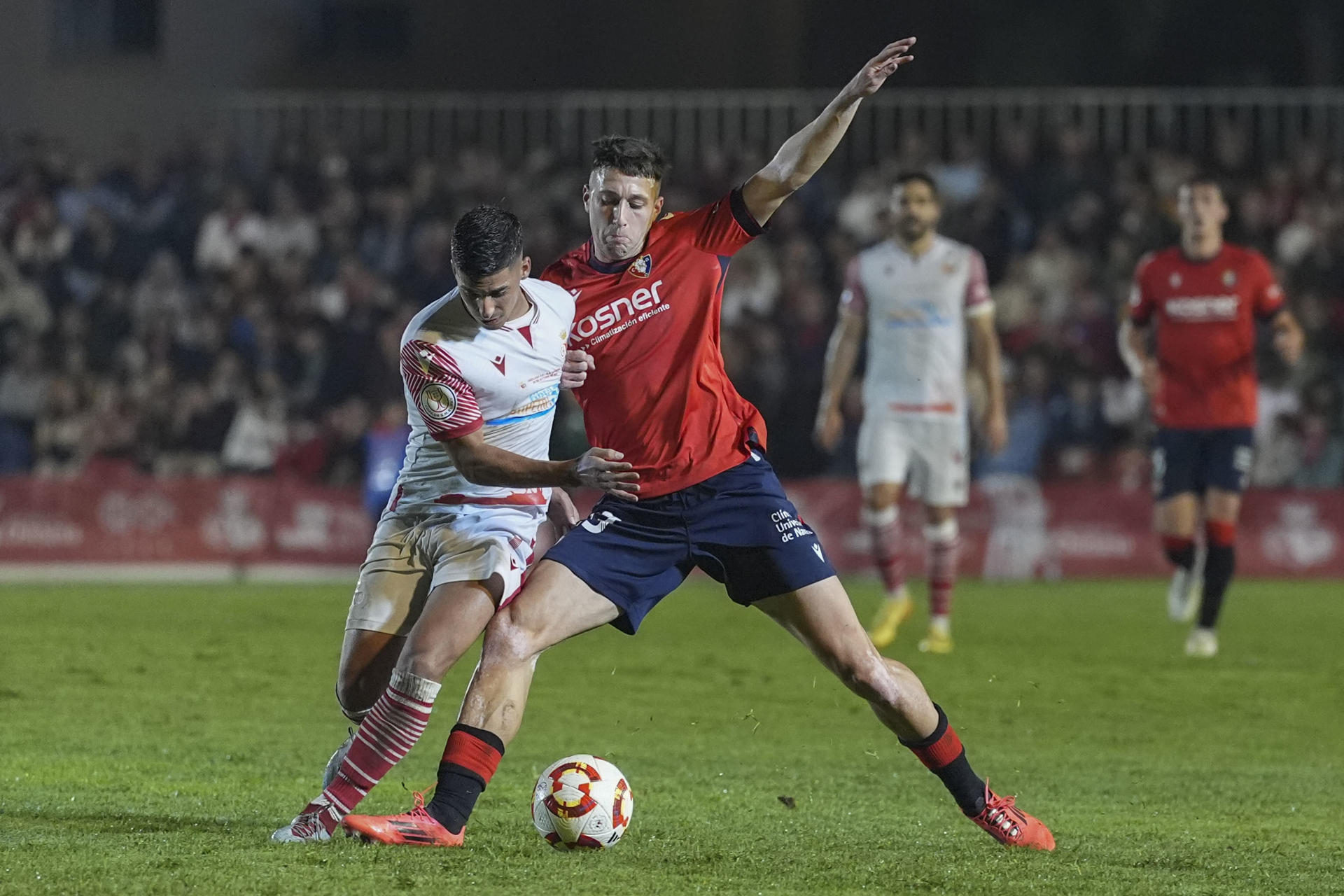 El defensa de Osasuna Abel Bretones (d) pelea un balón con Sergio Alba, del Chiclana, durante el partido de la Copa del Rey que Chiclana CF y CA Osasuna disputan este martes en el Campo Municipal de Chiclana, en Cádiz. EFE/Román Ríos
