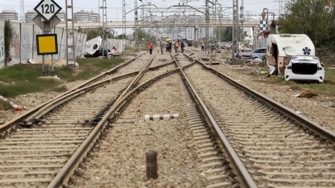 Vista de las vías del tren Alfafar, Valencia, tras el paso de la dana. EFE/Miguel Ángel Polo/Archivo
