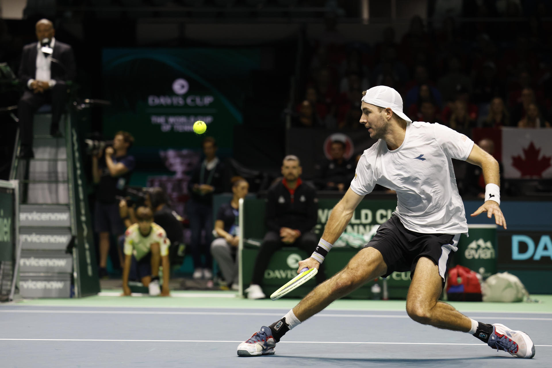 El tenista alemán Jan-Lennard Struff, durante el partido contra el canadiense Denis Shapovalov, este miércoles en la Copa Davis en la que se enfrenta Alemania y Canadá, en el Palacio de los Deportes José María Martín Carpena de Málaga. EFE/Jorge Zapata
