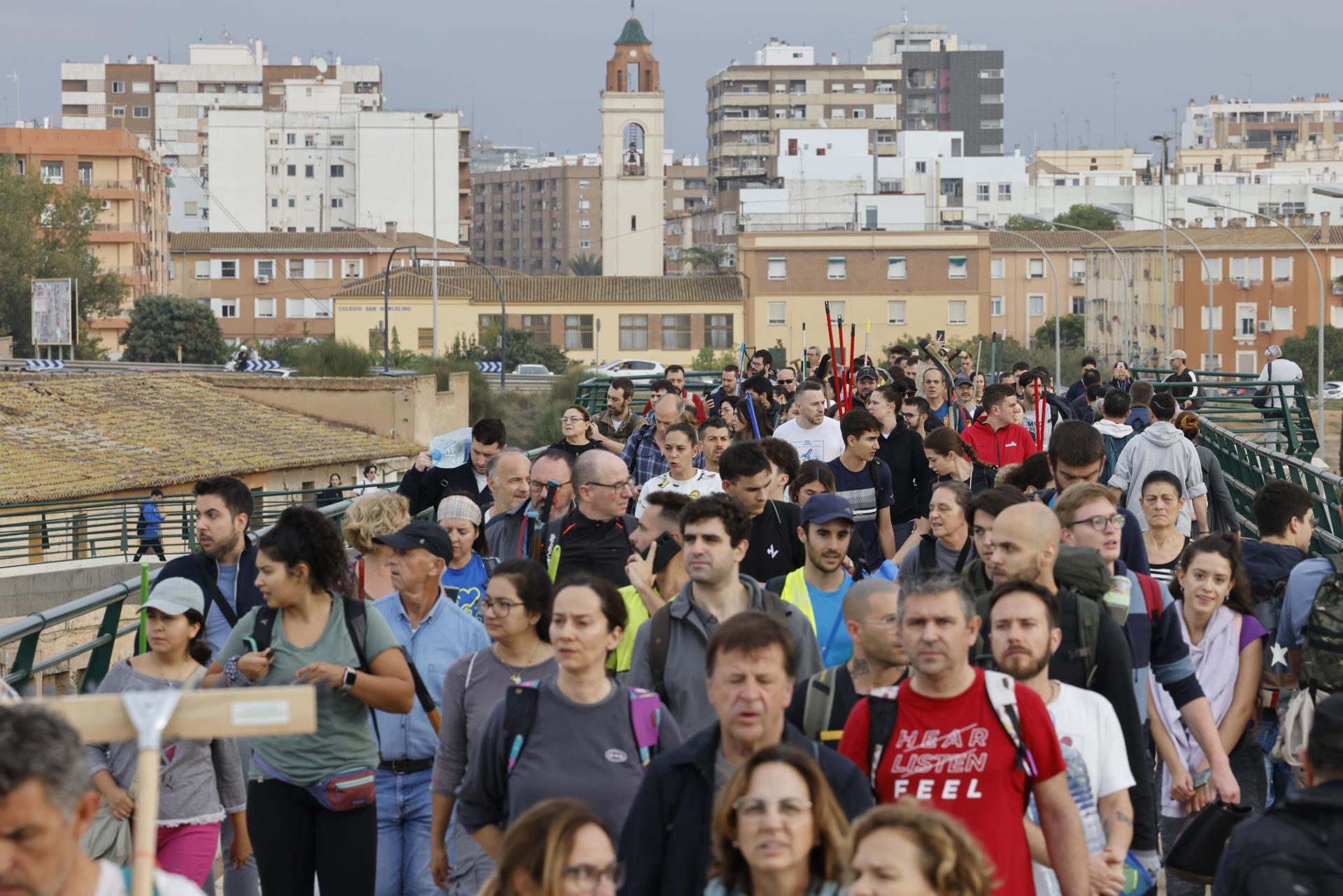 Miles de personas se desplazan desde Valencia a La Torre para ayudar a los afectados por las inundaciones causadas por la DANA, este viernes. EFE/Ana Escobar
