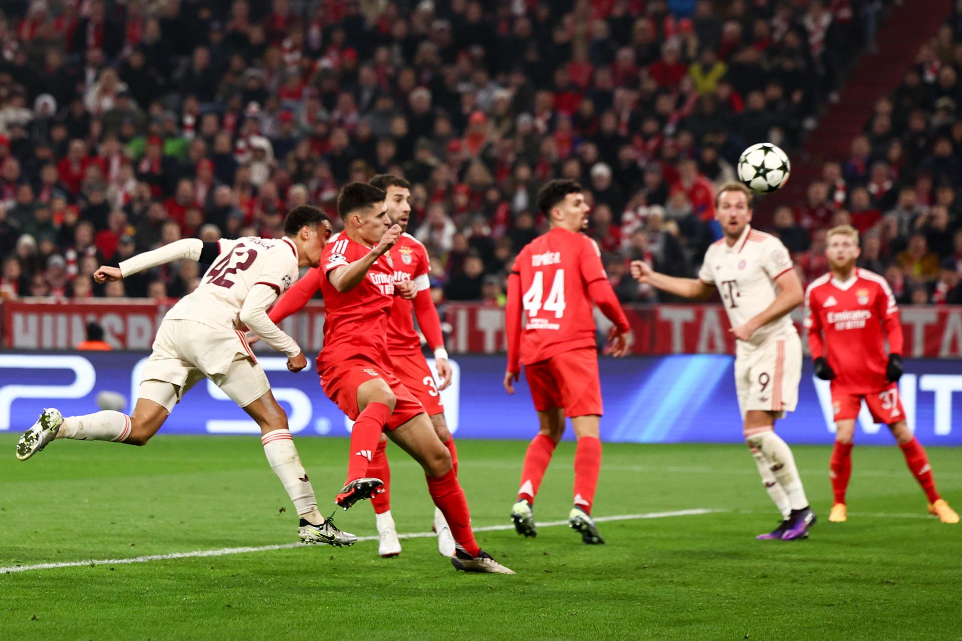 El jugador del Bayern Jamal Musiala (3-I) marca el 1-0 durante el partido de la UEFA Champions League que han jugado FC Bayern Munich y S.L. Benfica, yn Múnich,  Alemania. EFE/EPA/ANNA SZILAGYI
