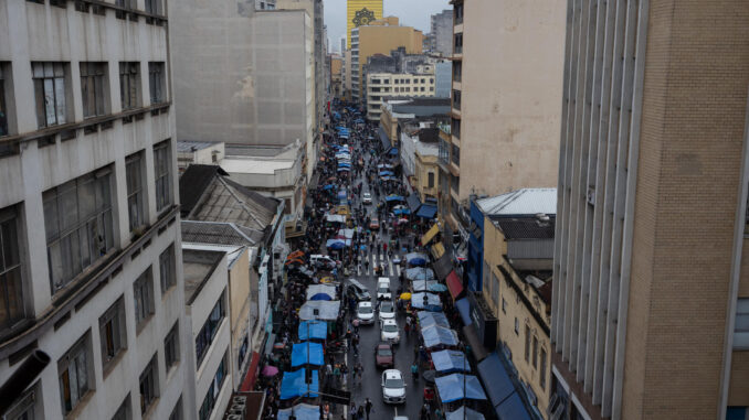 Vista general de la calle 25 de Marzo, una zona de comercios, en el centro de Sao Paulo (Brasil). EFE/Isaac Fontana
