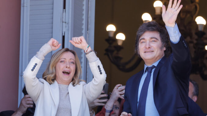 El presidente de Argentina, Javier Milei (d) saluda, acompañado de la primera ministra italiana, Giorgia Meloni, durante su primera visita oficial este miércoles en la Casa Rosada en Buenos Aires (Argentina). EFE/Juan Ignacio Roncoroni
